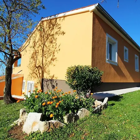House Anna Daire *